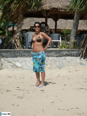 striptease on the beach. Thumb 6