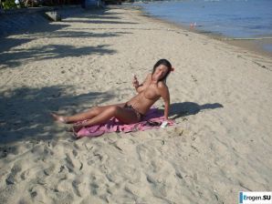 striptease on the beach. Thumb 8