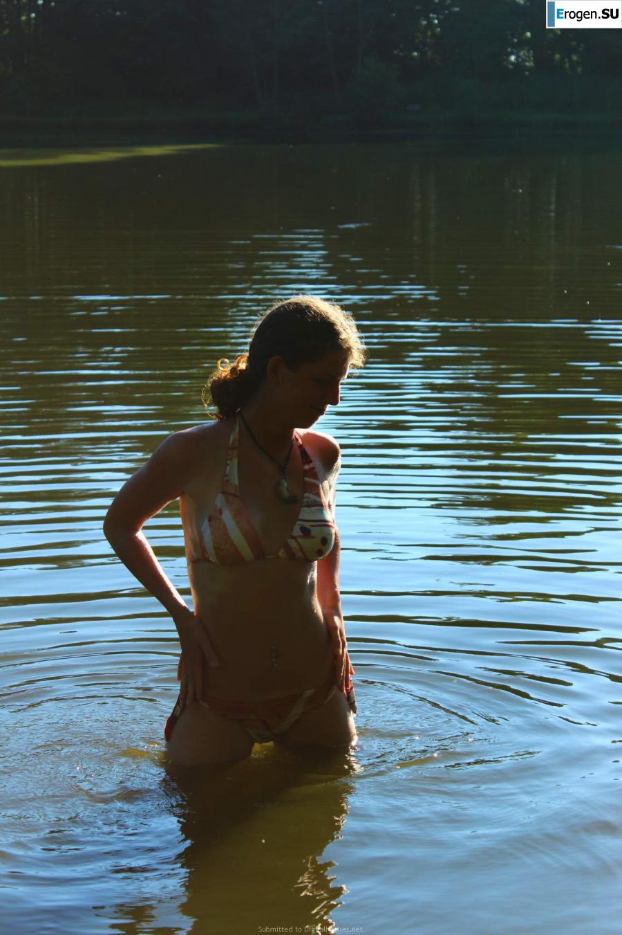 naked girls on the lake. Photo 3