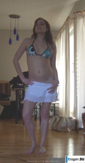 девушка на кровате для парня. Эскиз 13