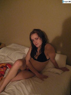 девушка на кровате для парня. Эскиз 16