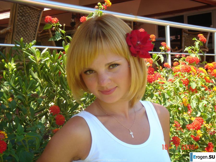 blonde poses for boys. Photo 22