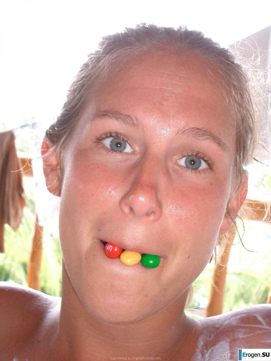 Naked and cheerful. Photo 21