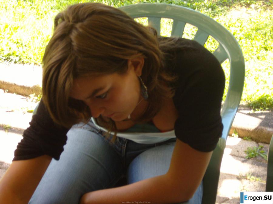 sleepy naked brunette. Photo 6