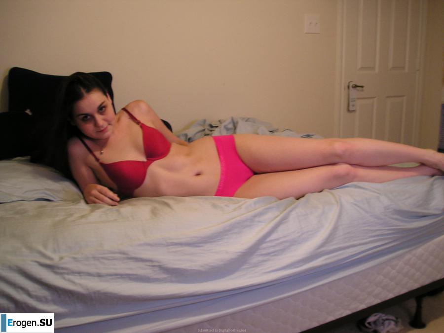 позирует перед подружкой. Фото 34