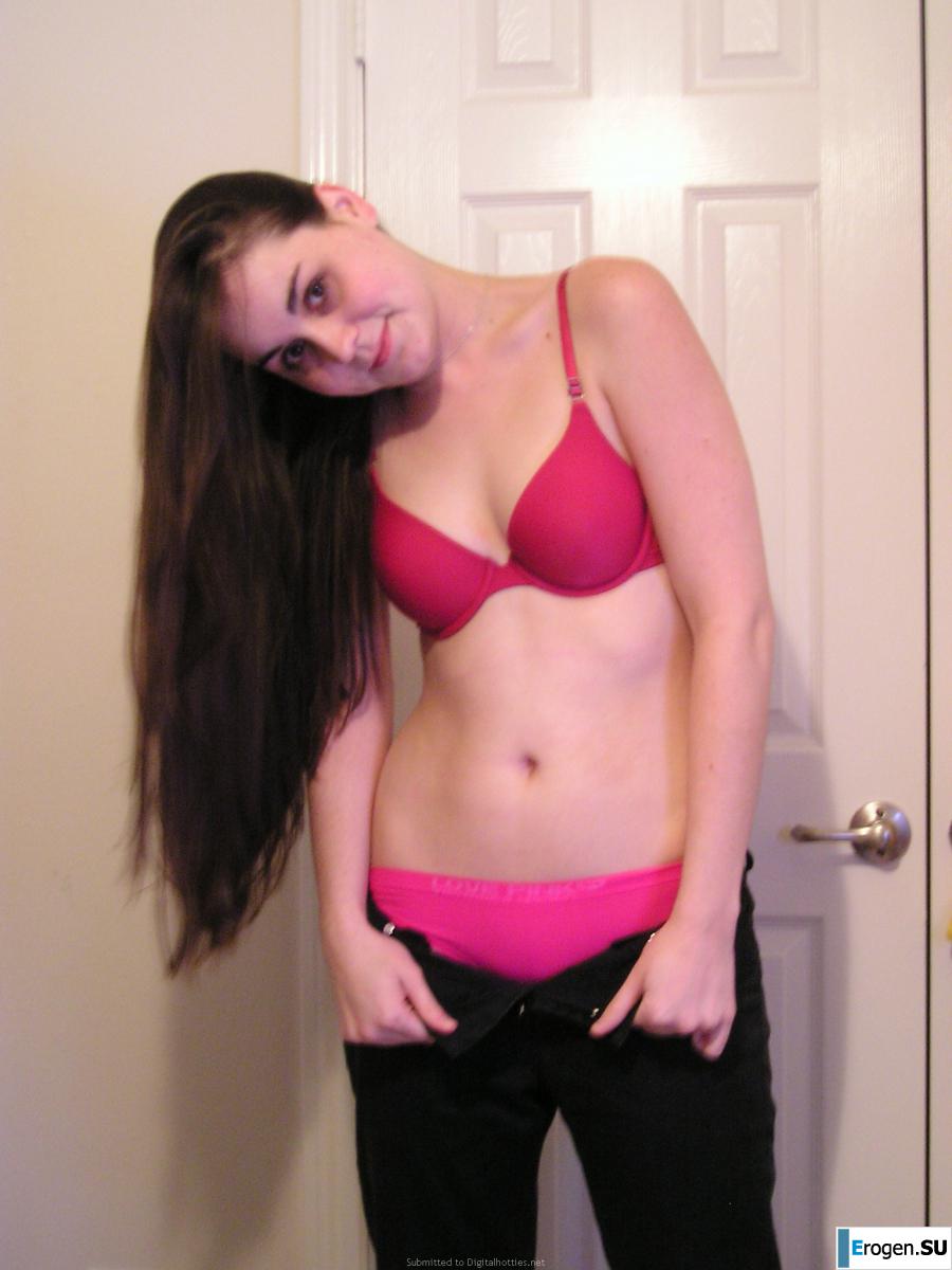 позирует перед подружкой. Фото 38