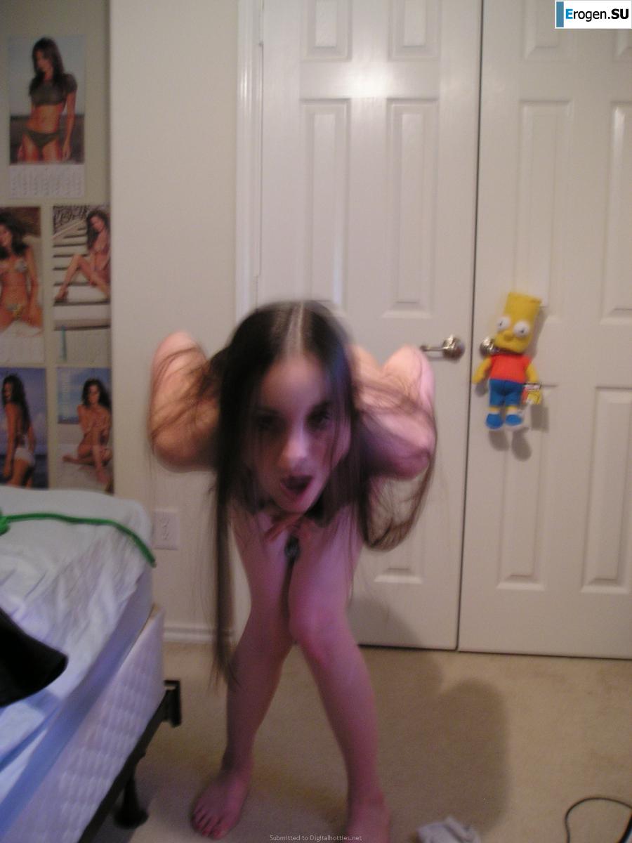 позирует перед подружкой. Фото 5