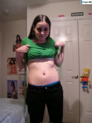 позирует перед подружкой. Эскиз 12