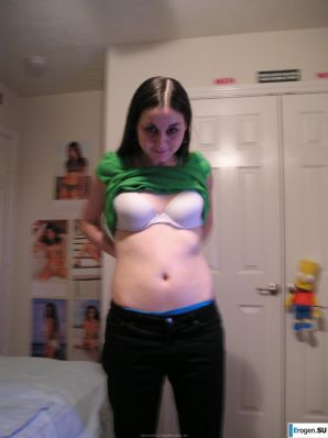 позирует перед подружкой. Эскиз 13