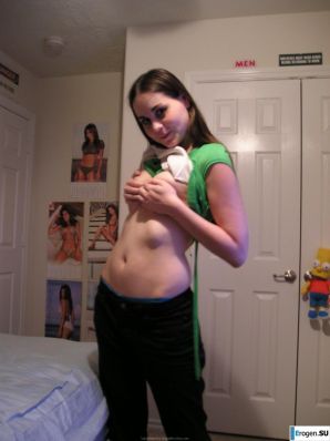 позирует перед подружкой. Эскиз 14