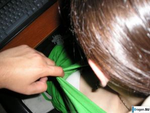 позирует перед подружкой. Эскиз 17