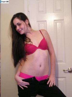 позирует перед подружкой. Эскиз 18