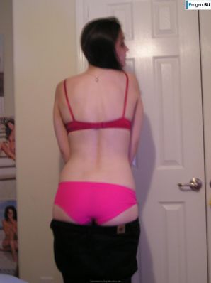 позирует перед подружкой. Эскиз 29