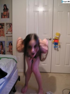 позирует перед подружкой. Эскиз 5