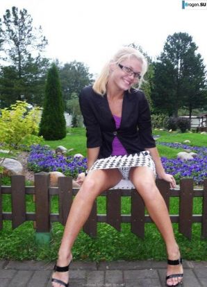 Молодая голая студентка. Эскиз 17