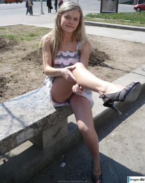 Молодая голая студентка. Эскиз 28