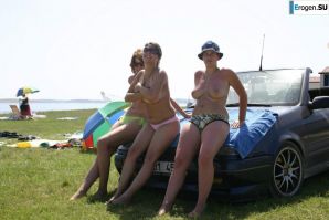 Девочки обнажились на природе. Эскиз 6