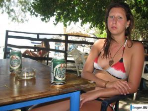 сиськи на пляже. Эскиз 27