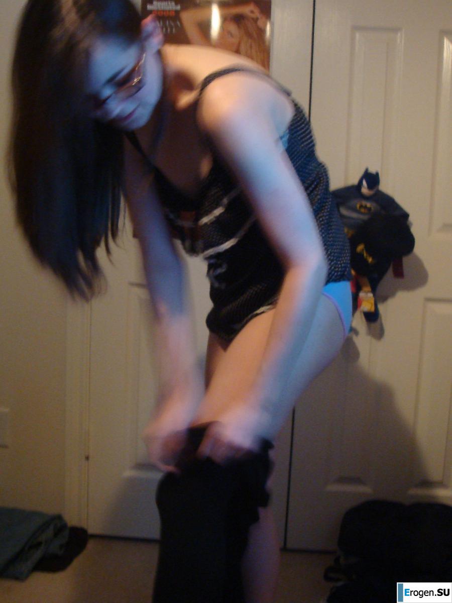 позирует перед подружкой. Часть 3. Фото 41