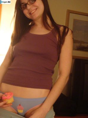 позирует перед подружкой. Часть 3. Эскиз 36