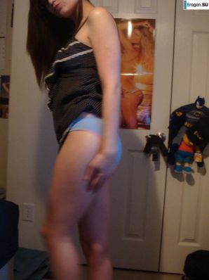 позирует перед подружкой. Часть 3. Эскиз 40