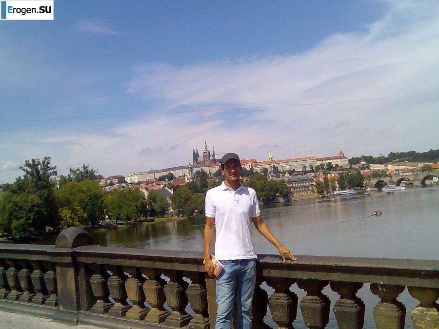 girl and guy with the euro round. Photo 10