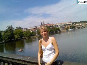 girl and guy with the euro round. Thumb 9