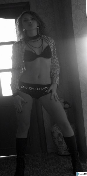 очеровательная голая девочка. Эскиз 51