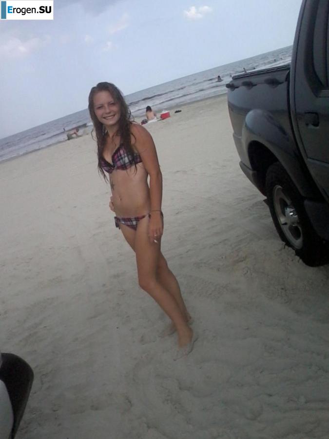 молодая миниатюрная девчушка с лысым папиком. Фото 11