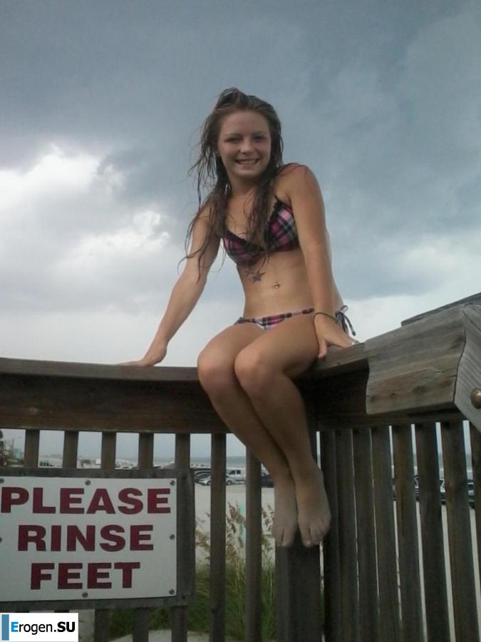 молодая миниатюрная девчушка с лысым папиком. Фото 15