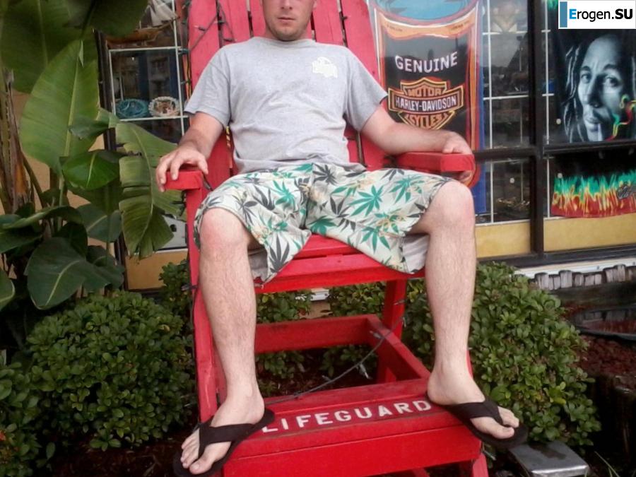 молодая миниатюрная девчушка с лысым папиком. Фото 16