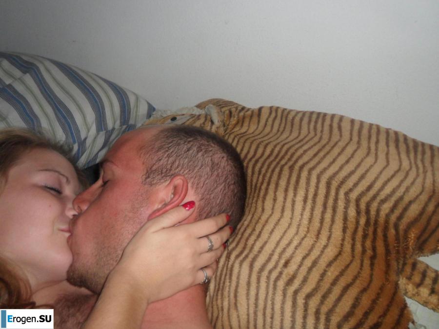 молодая миниатюрная девчушка с лысым папиком. Фото 32