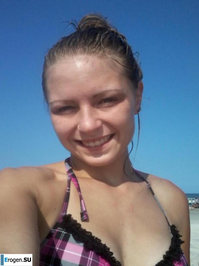 молодая миниатюрная девчушка с лысым папиком. Фото 4