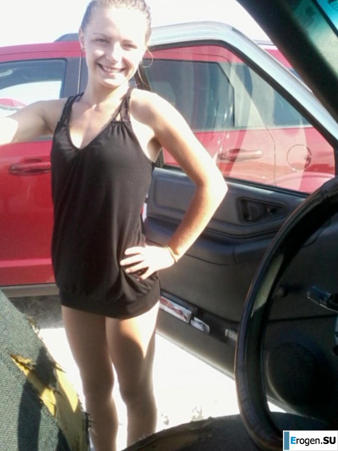 молодая миниатюрная девчушка с лысым папиком. Фото 7