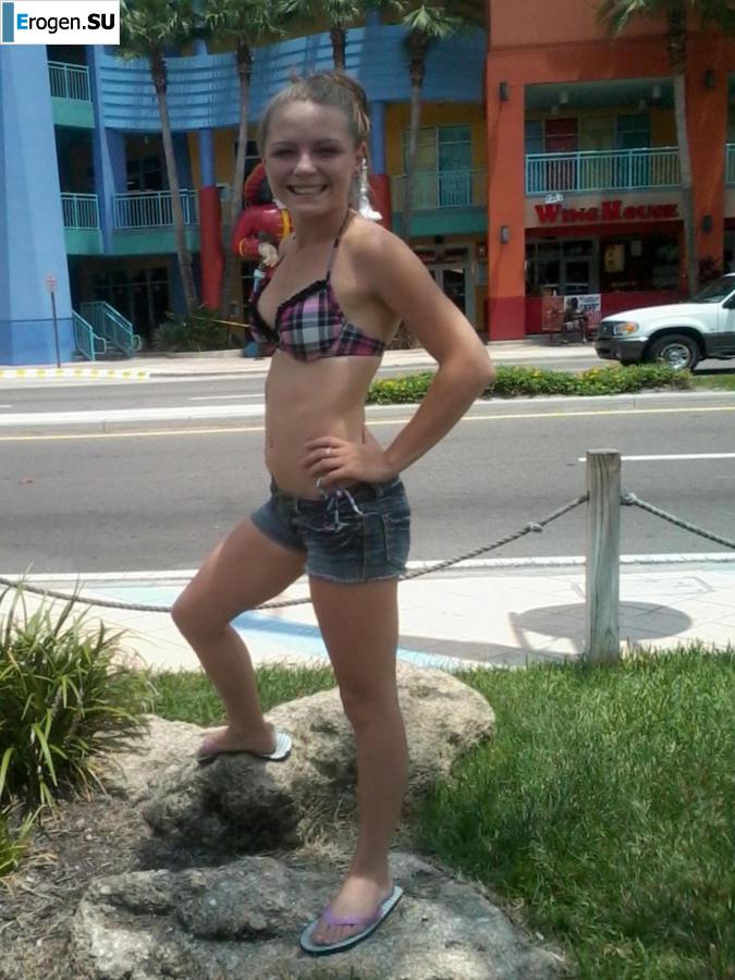 молодая миниатюрная девчушка с лысым папиком. Фото 9