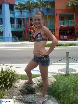 молодая миниатюрная девчушка с лысым папиком. Эскиз 10