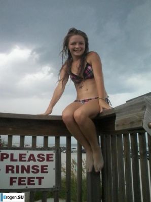 молодая миниатюрная девчушка с лысым папиком. Эскиз 15