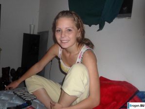 молодая миниатюрная девчушка с лысым папиком. Эскиз 20