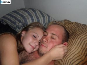 молодая миниатюрная девчушка с лысым папиком. Эскиз 30