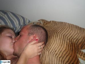 молодая миниатюрная девчушка с лысым папиком. Эскиз 32