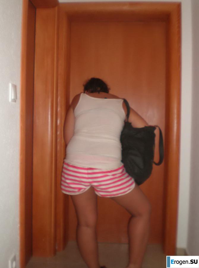 on the beach between us girls. Photo 10