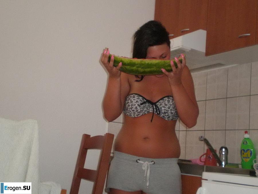 on the beach between us girls. Photo 15