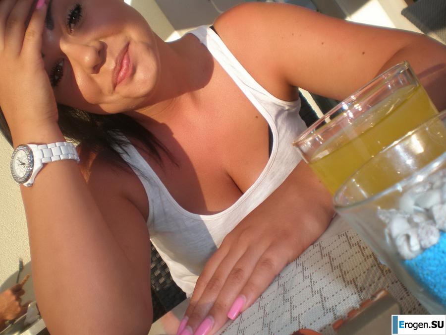 on the beach between us girls. Photo 16