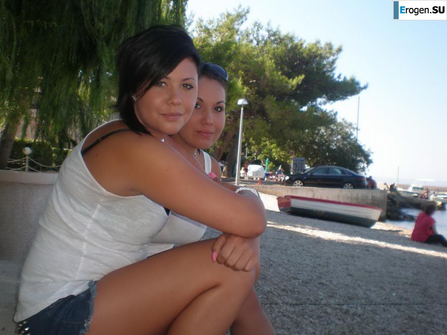 on the beach between us girls. Photo 20