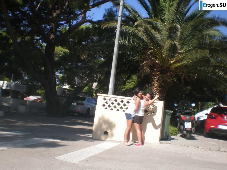 on the beach between us girls. Photo 21