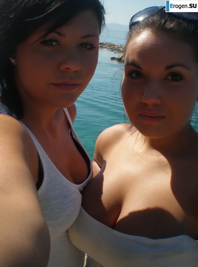 on the beach between us girls. Photo 23