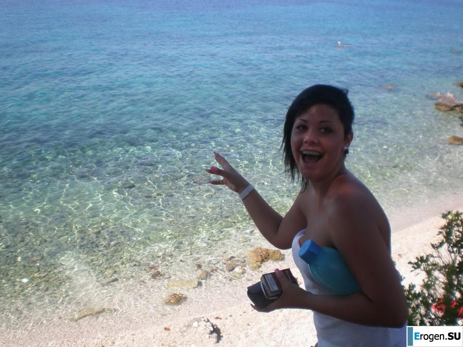 on the beach between us girls. Photo 26