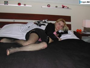 зрелая блондинка в сьемной вилле. Эскиз 14