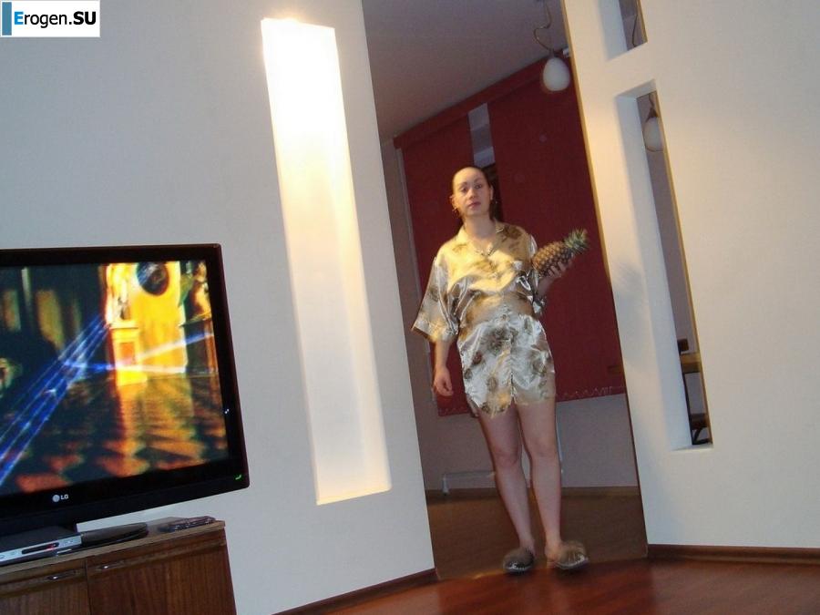 pregnant music lover without clothes. Photo 22