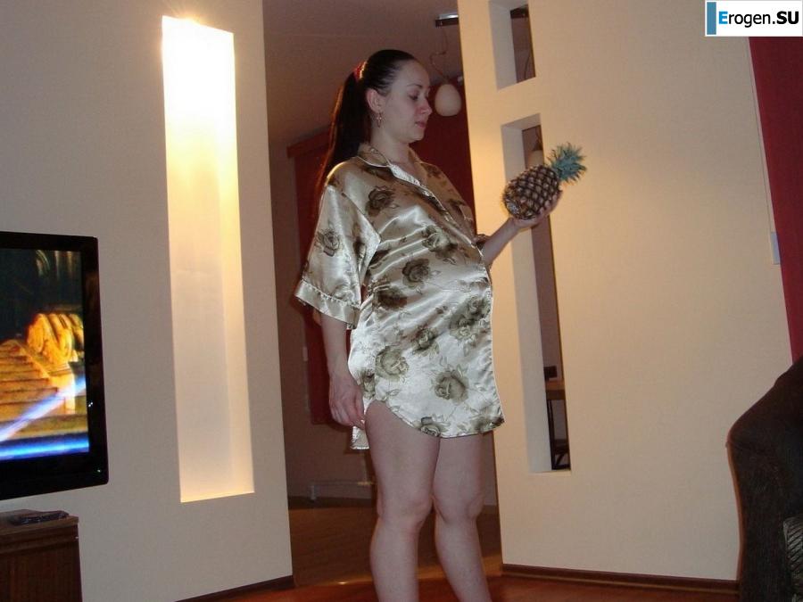 pregnant music lover without clothes. Photo 23